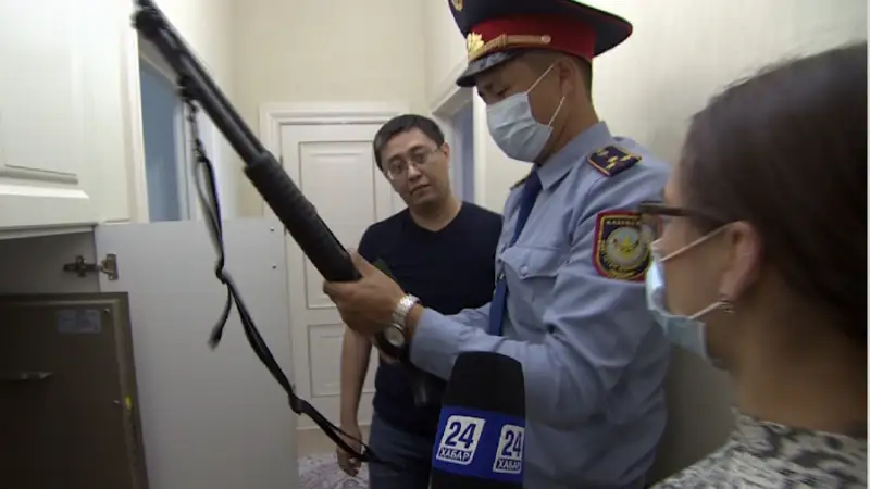Полиция қару иелерінің құжаты мен сейфін тексеріп жатыр