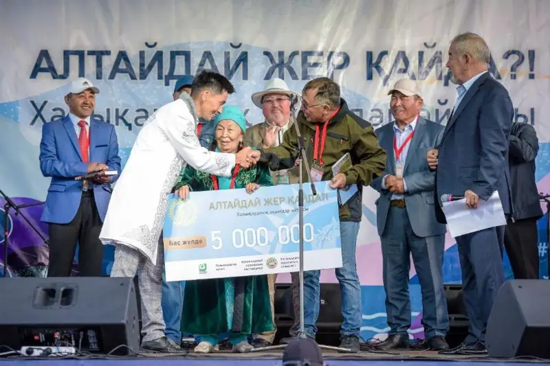 Алтайда өткен айтыстың бас жүлдесін Ардабек Ақбаба жеңіп алды