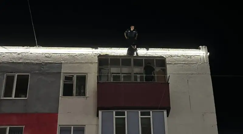 Хромтаулық полицей тұрғын үйдің 5-ші қабатынан секірмек болған әйелді құтқарды