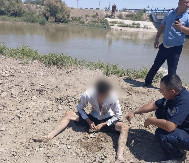 Қызылордалық полицейлер суға батып бара жатқан азаматты құтқарды