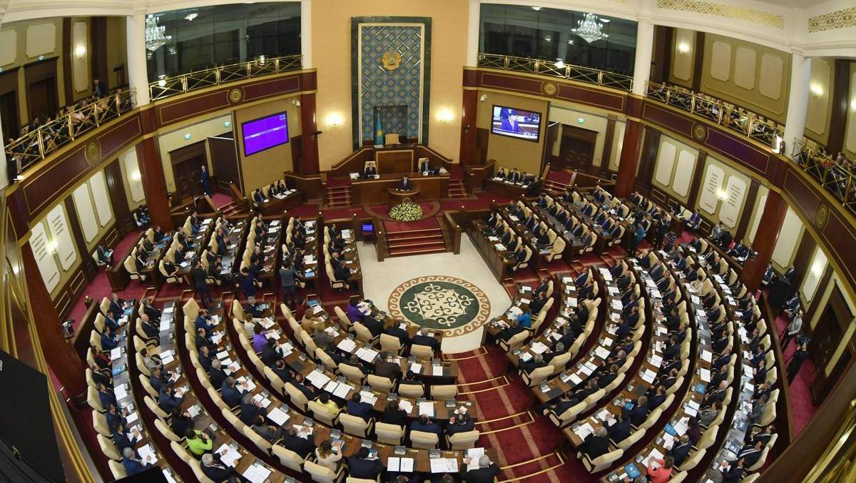 Парламент билігі жоқ оппозициямен бөліске түспек