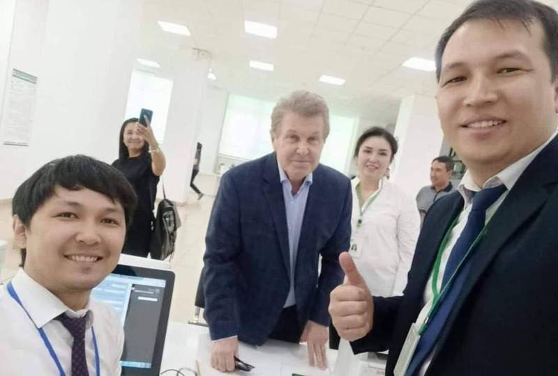 Танымал әнші Лев Лещенко Алматыдағы халыққа қызмет көрсету орталығынан ЖСН алды