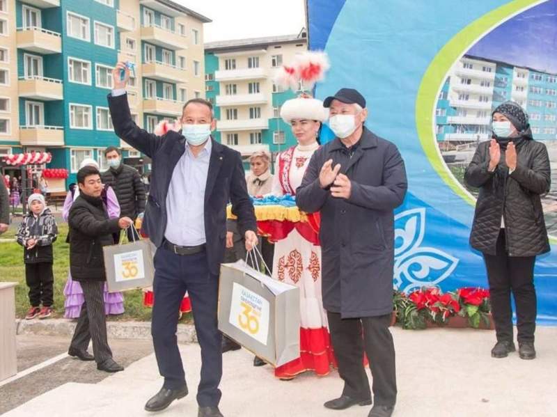 QazVac вакцинасын жасап шығарған ғалымдарға пәтер кілті табысталды