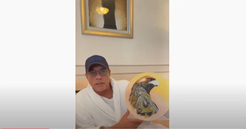 Қарағандылық суретші Жан-Клод Ван Даммға сыйлық сыйлады