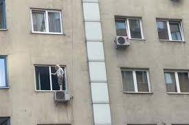 Әйел баласымен 12-қабаттан секірмек болды