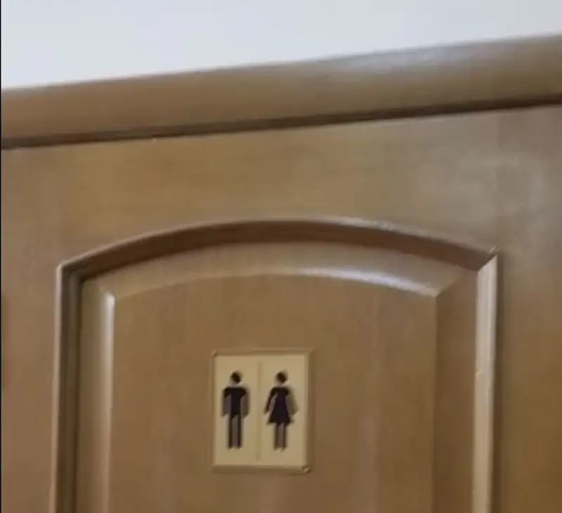 Қапшағай қалалық сайлау комиссиясы дәретхана жанындағы техникалық бөлмеге кіріп, есікті ішінен бекітіп алған