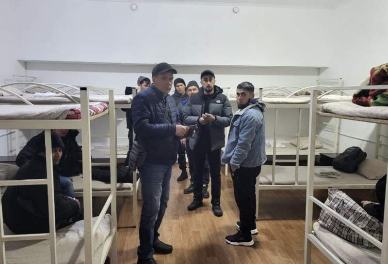 Аязда қатып қалған автобустан 33 адам эвакуацияланды