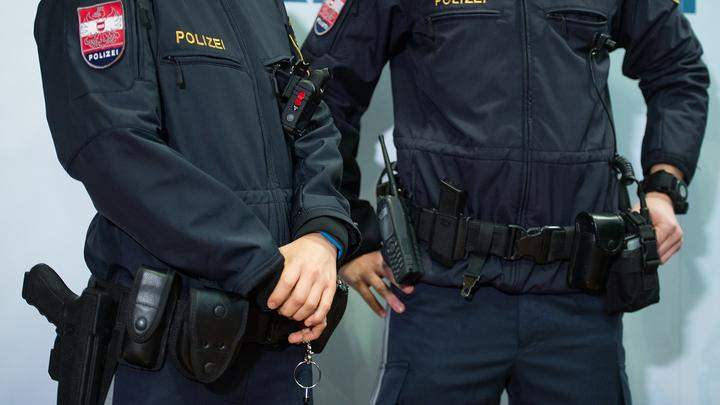 Австрияда мигранттар мінген автобус полициядан қашып бара жатып, апатқа ұшырады