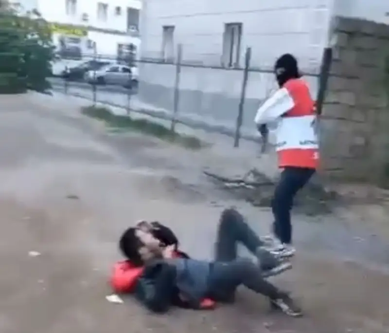 Бетперде таққан жастар аяусыз балтамен ұрған: Ақтаулық полицейлер күдіктілерді ұстады 