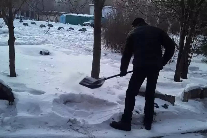 Өскемен тұрғыны бұрынғы әйелін боқтағаны үшін көшеде қар күреп жүр