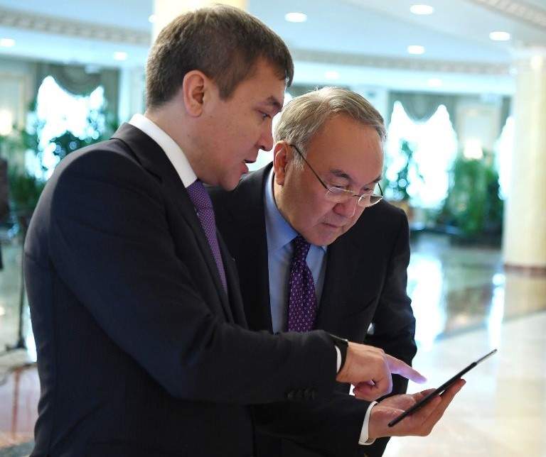 Назарбаевтың баспасөз хатшысы НЕГЕ үнсіз?