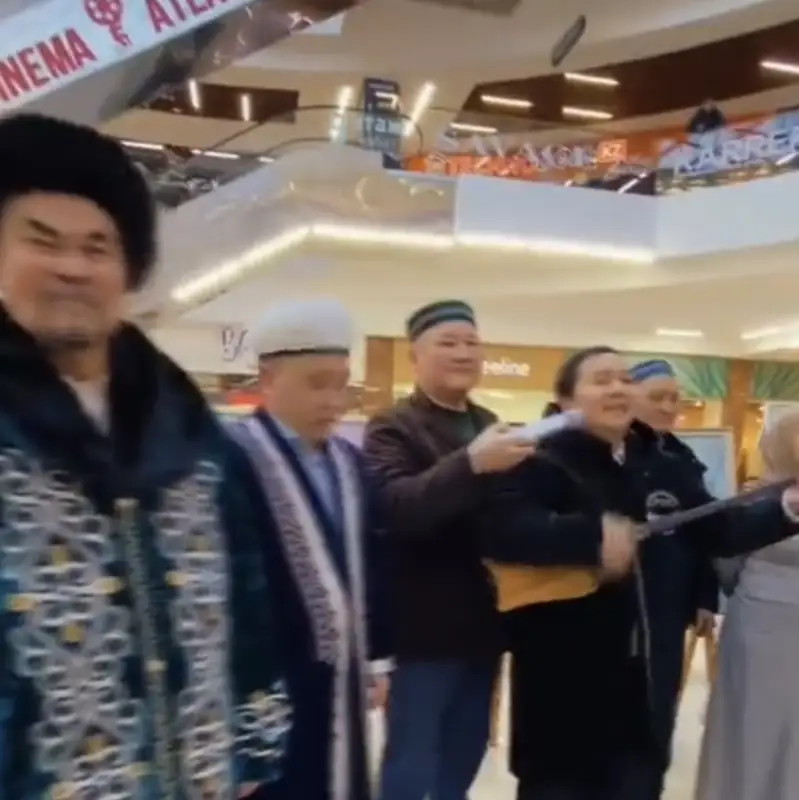 Петропавлда имам бастаған халық жарапазан айтып, көше аралады