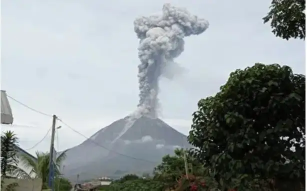 Индонезияда жанартау атқылап, 11 адам қаза болды