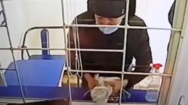 Екі адам кассирге бензин шашып, шағын несие ұйымын тонап кетті