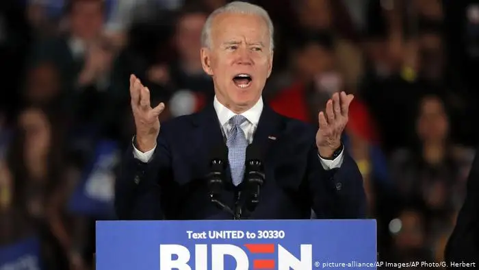 Джо Байден көмекшісінің мықынына қол жүгірткен бе?