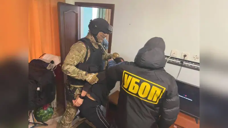 Атырауда шетел азаматынан ақша бопсалаған күдіктілер ұсталды