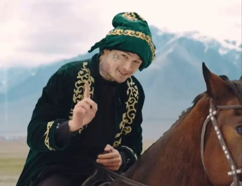 Моргенштерн шапан киіп, қазақша сөйледі (видео)