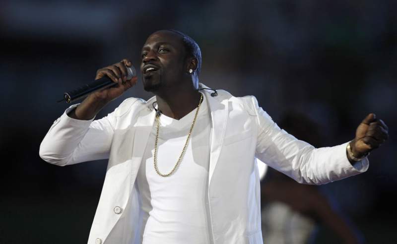 Депутат Аманжол Әлтай Akon-ға іш киімін лақтырғандар мен домбыра сыйлағандарды сынға алды