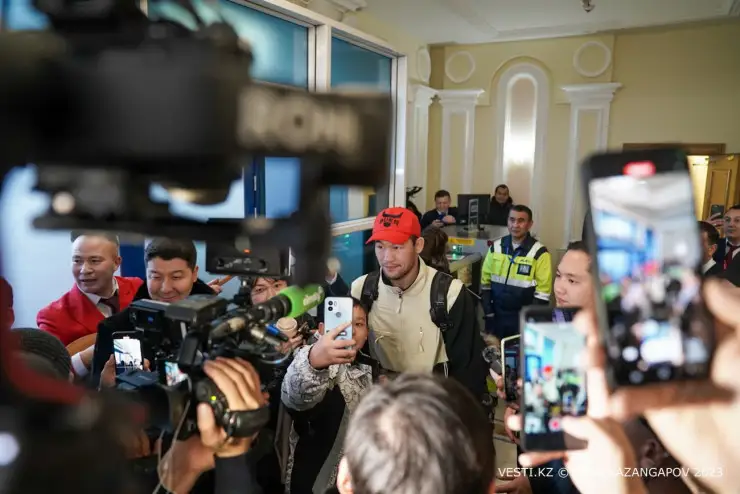 Жанкүйерлер Шавкат Рахмоновты әуежайдан қарсы алды