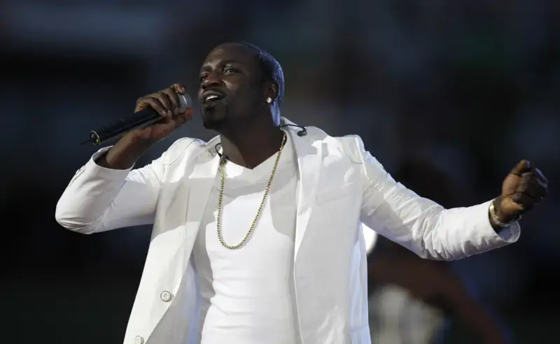 Депутат Аманжол Әлтай Akon-ға іш киімін лақтырғандар мен домбыра сыйлағандарды сынға алды