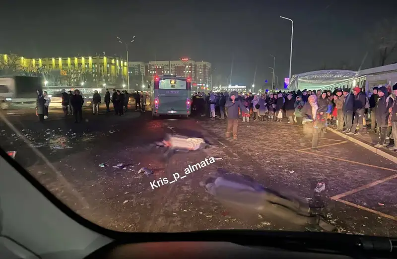 Алматыда автобус аялдамада тұрған бір топ адамды қағып кетті