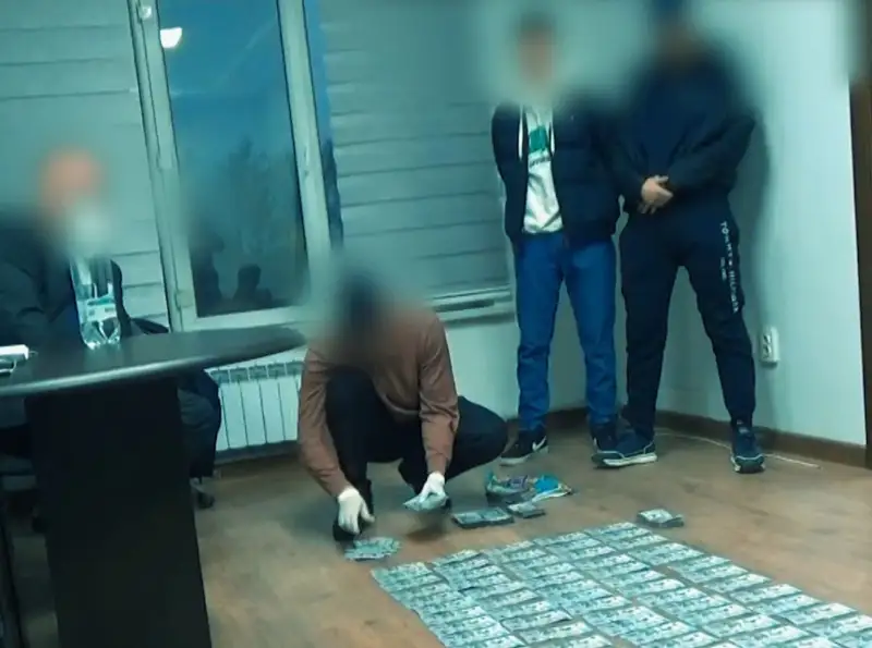 Алматыда Жетісу ауданы әкімінің орынбасары 14 миллион теңге пара алды деген күдікке ілінді (видео)