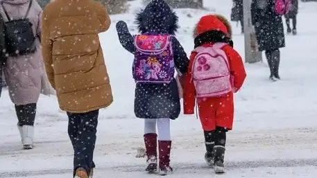 Мектеп оқушылары қыста