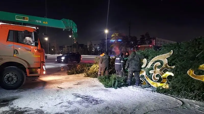 Орталық алаңдағы шырша құлады