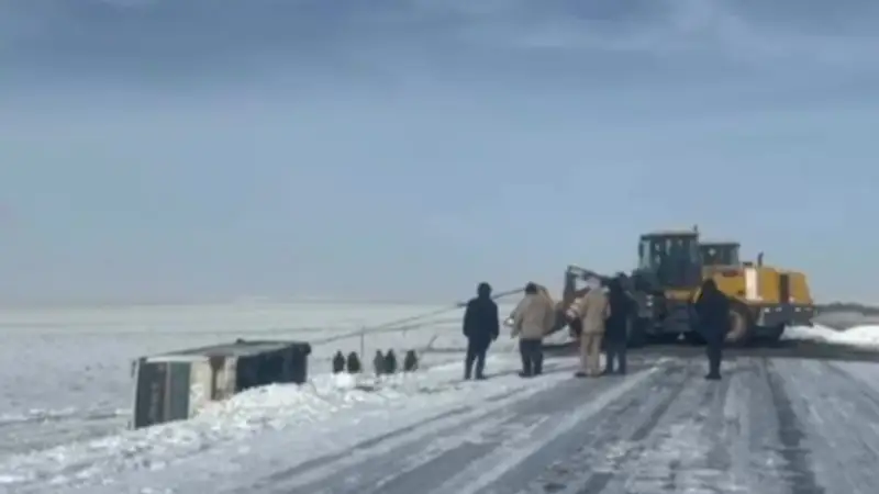 Автобус жолдан шығып кетті