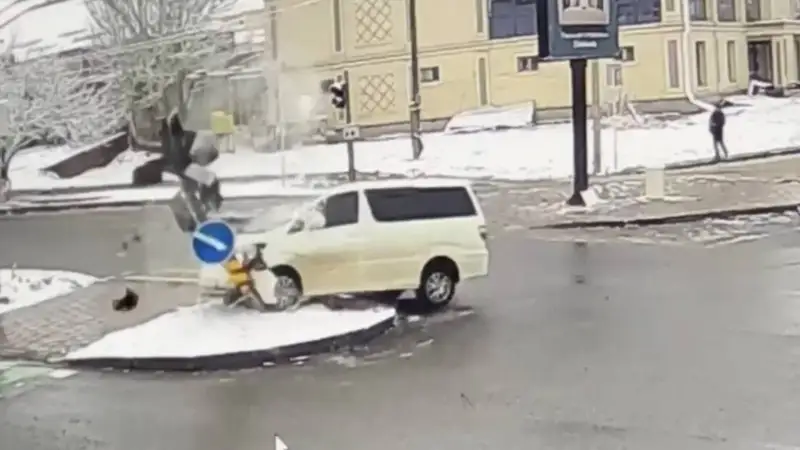 Мас жүргізуші бағдаршамды құлатты