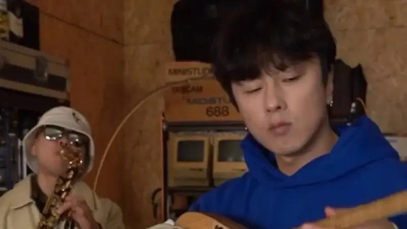 Шәмші әнін орындады