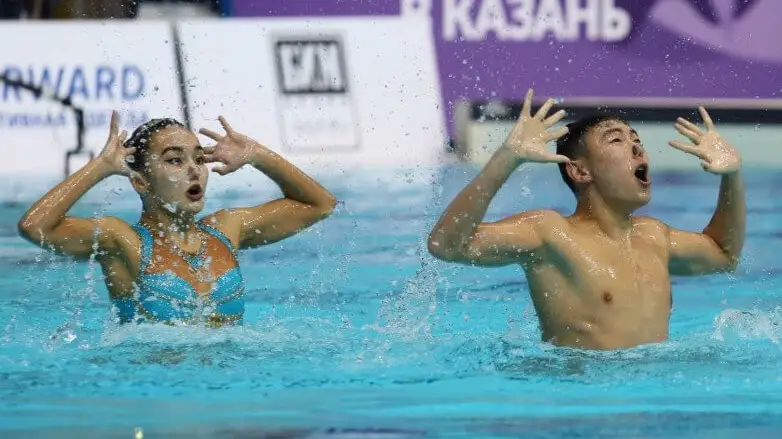 Синхронды жалаңаш жүзу