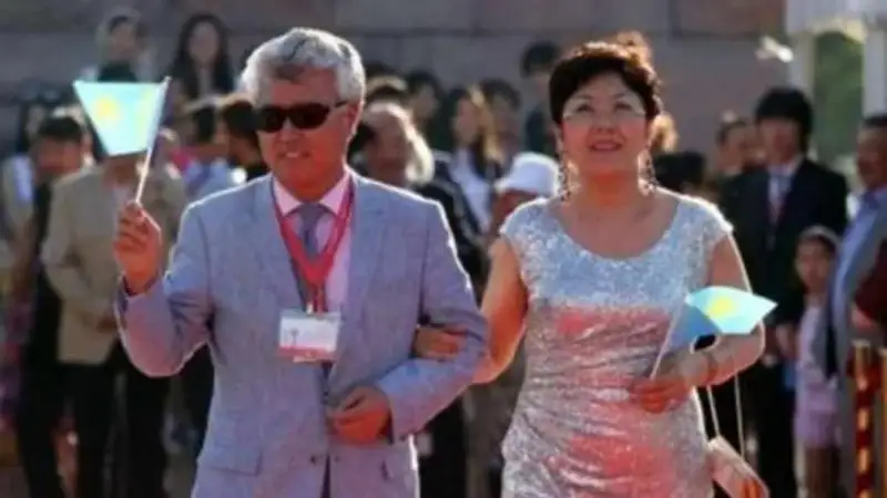 Арыстанбек Мұхамидиұлы әйелімен