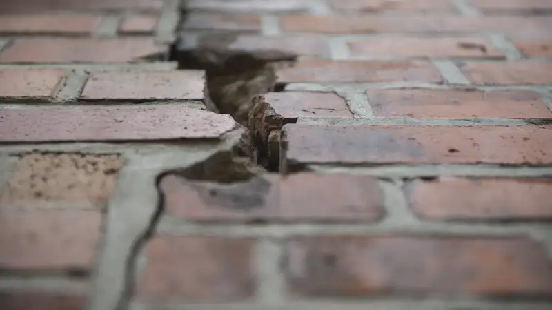 Зақымданған ғимарат