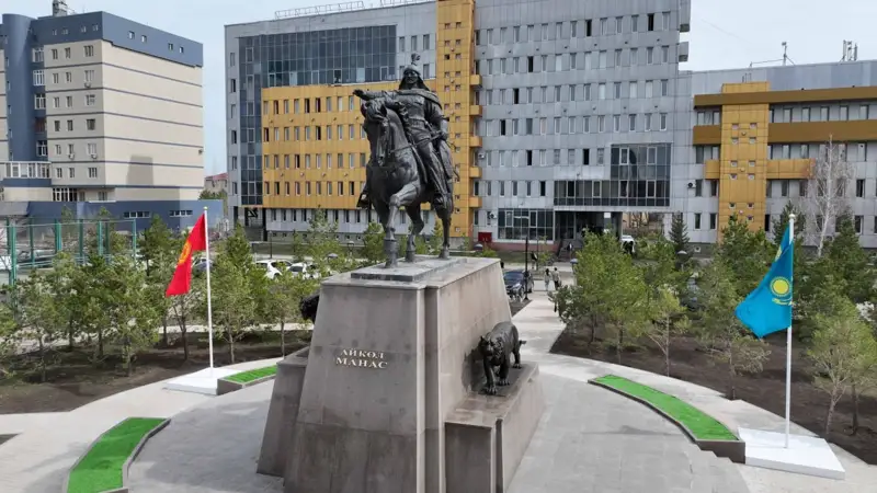 Айкөл Манас ескерткіші