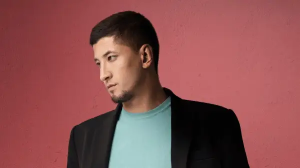 Ол веб-камераға зорлықпен келді