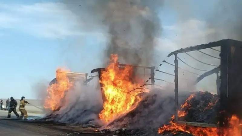 Ақтөбе облысында 20 тонна азық-түлік дәмдеуіштері бар жүк көлігі өртеніп кетті