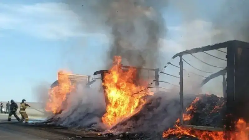 Ақтөбе облысында 20 тонна азық-түлік дәмдеуіштері бар жүк көлігі өртеніп кетті