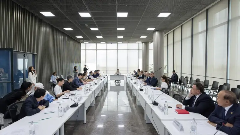 Ретро винтажды роликті конькилер Жалаңаш Екатерина Серебрянская