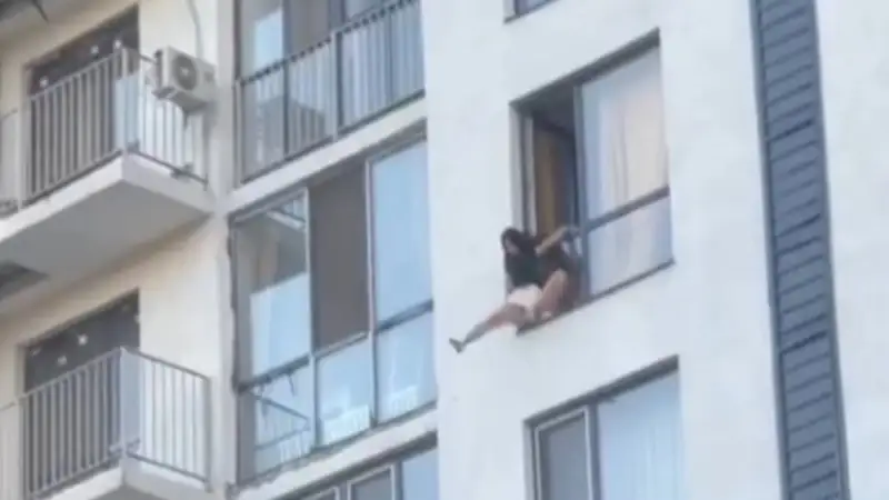 терезеден секірді