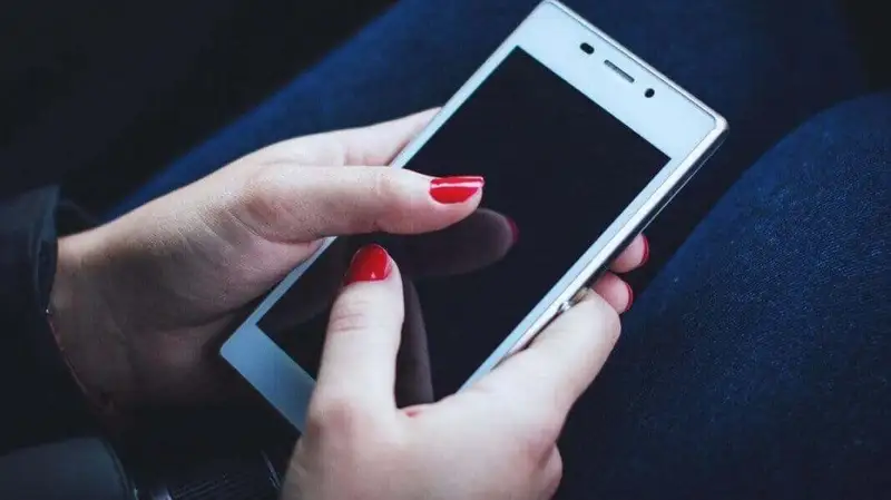 Қолда телефон