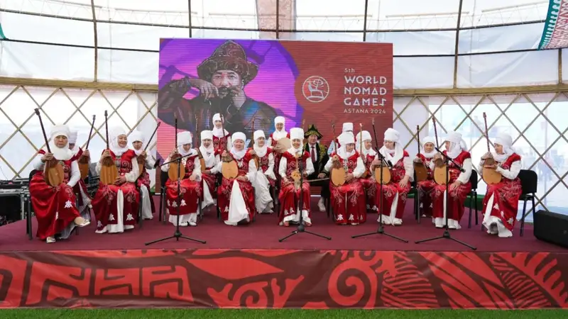 Астаналық зейнеткерлер этноауылда өнер көрсетті