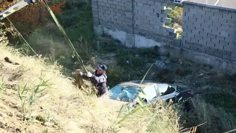 Көлік шұңқырға түсіп кетті