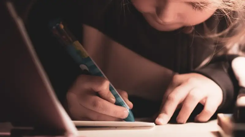 Бала сабақ орындап отыр