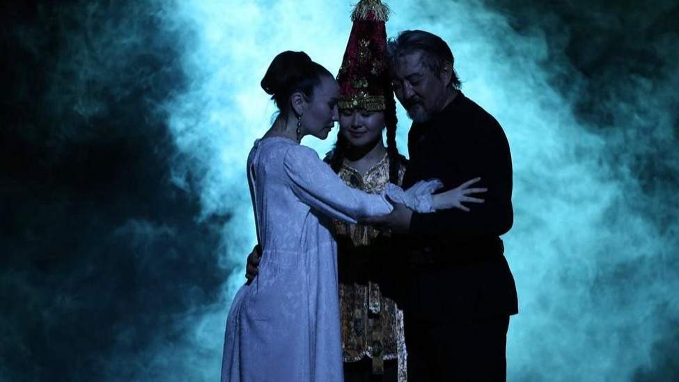 Анасы ұлының мүшесін, ал әжесі анасын жалайды