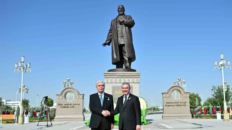 Ашхабадтағы Абай Құнанбайұлына арналған ескерткіш