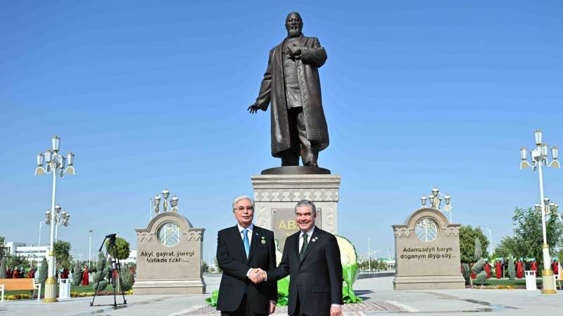 Ашхабадтағы Абай Құнанбайұлына арналған ескерткіш