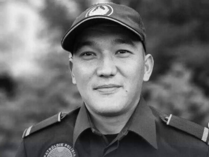 Полиция қызметкері