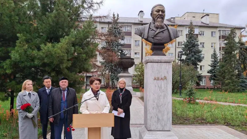 Абай Құнанбаевтың ескерткіш-бюсті 