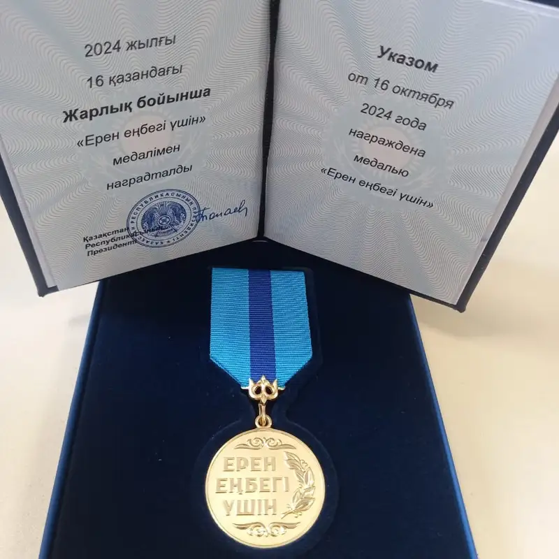 Жігіт сұлудың мысығын жалайды